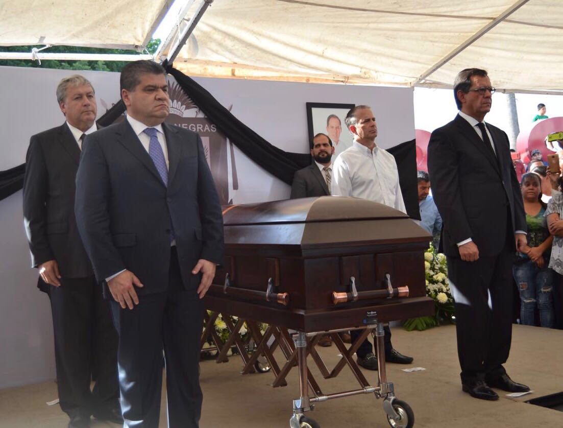mrikelme's tweet photo. Hoy rendimos un merecido reconocimiento a la memoria de un hombre valiente, que siempre luchó por la seguridad de #PiedrasNegras y su gente. Fernando nos deja un gran recuerdo y el compromiso de seguir trabajando por un #Coahuila seguro y en paz. https://t.co/4faVO18tU9