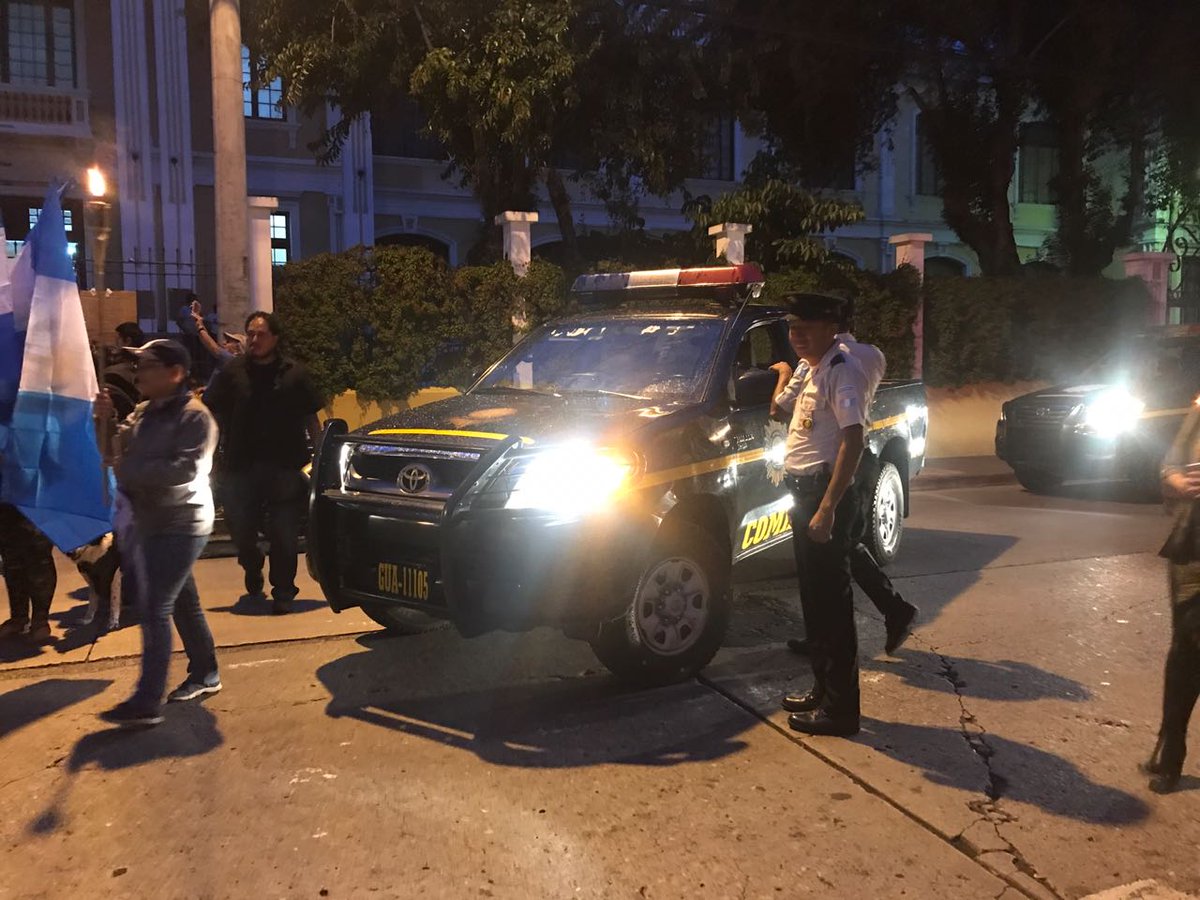 EmisorasUnidas's tweet photo. De manera preventiva, agentes de la Comisaría 11 de la @PNCdeGuatemala acompañan la marcha de antorchas. 

Fotos: @oscarcanel_eu. https://t.co/PXmbqISPMI