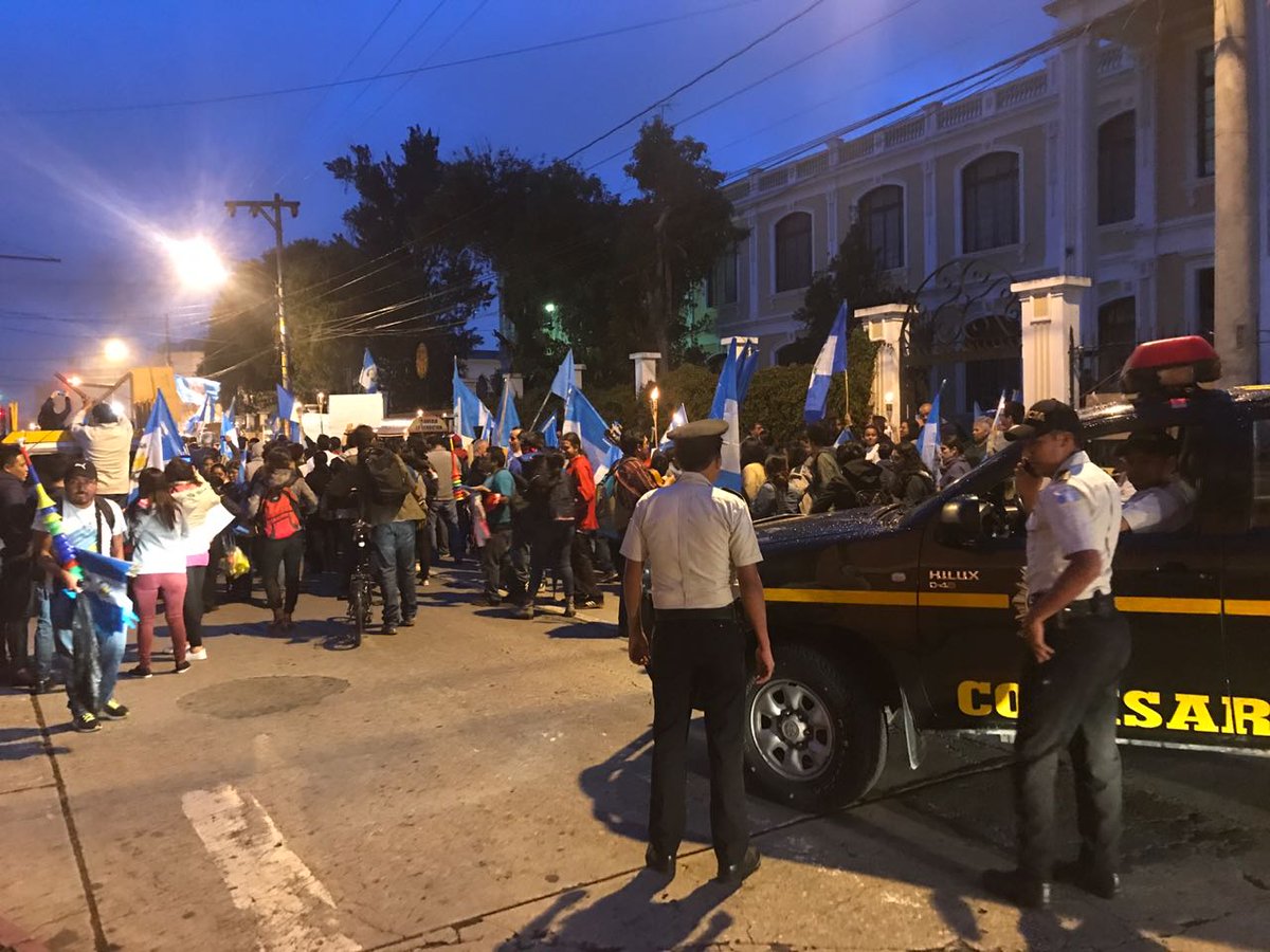 EmisorasUnidas's tweet photo. De manera preventiva, agentes de la Comisaría 11 de la @PNCdeGuatemala acompañan la marcha de antorchas. 

Fotos: @oscarcanel_eu. https://t.co/PXmbqISPMI