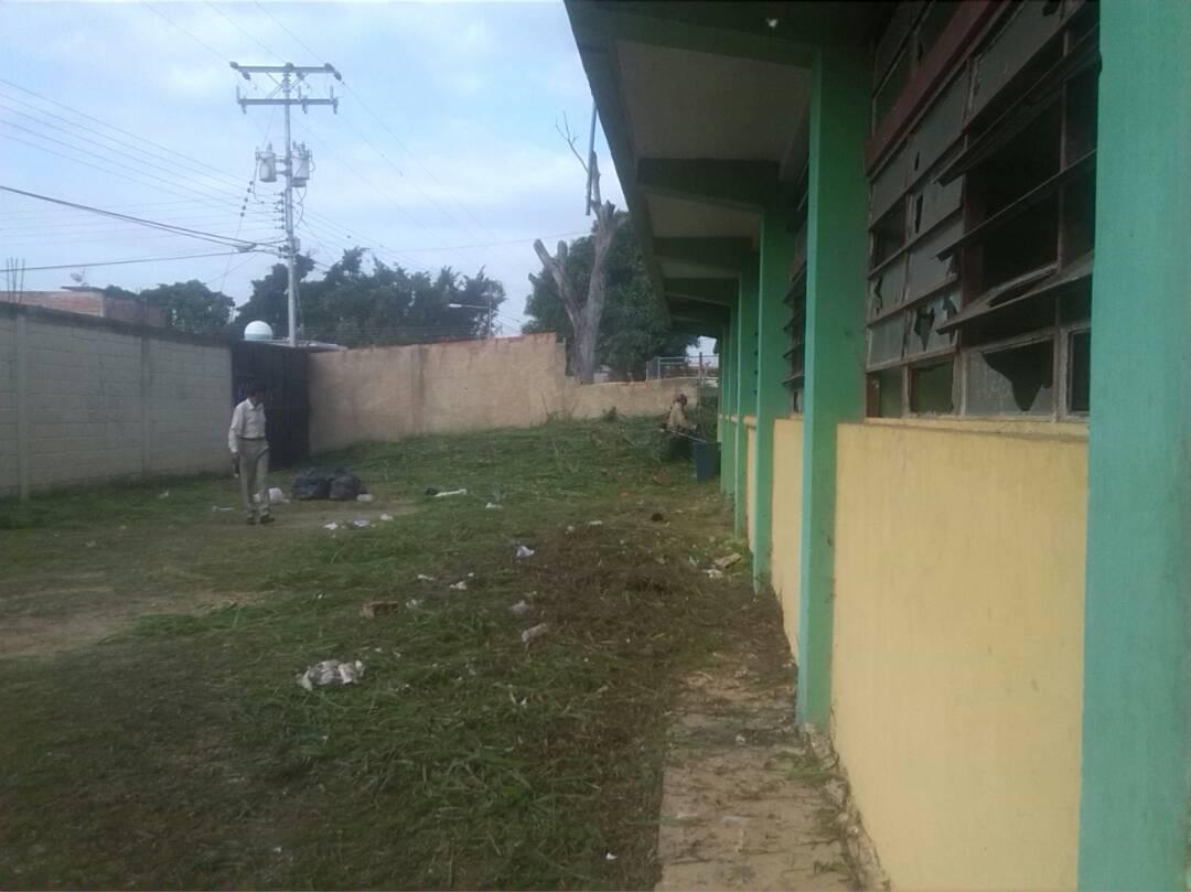 CBITLosCardones's tweet photo. Gracias Alcalde Juan Perozo por su apoyo para la limpieza de maleza en el Liceo Los Cardones el día de hoy @juanperozom @cbitcarabobo @JauaMiranda @AS_Libertador https://t.co/BZm3yMrVtU