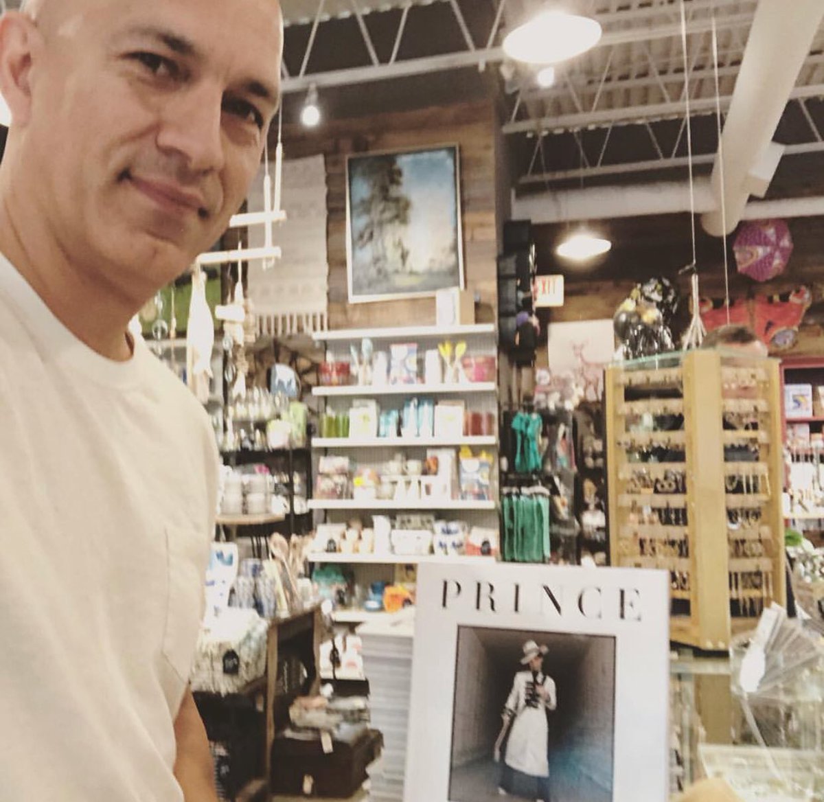 Baron3121's tweet photo. MPLS: LOCAL TREASURE - 15 signed copies of #PRINCEaPRIVATEview by @AfshinShahidi AVAILABLE NOW at @PatinaStores in UPTOWN get ‘em while U still can https://t.co/RY5dMsgzcW this is an amazing book with a cool bonus  autograph #PRINCE4EVER #aPRIVATEview https://t.co/8wCifOQIsw