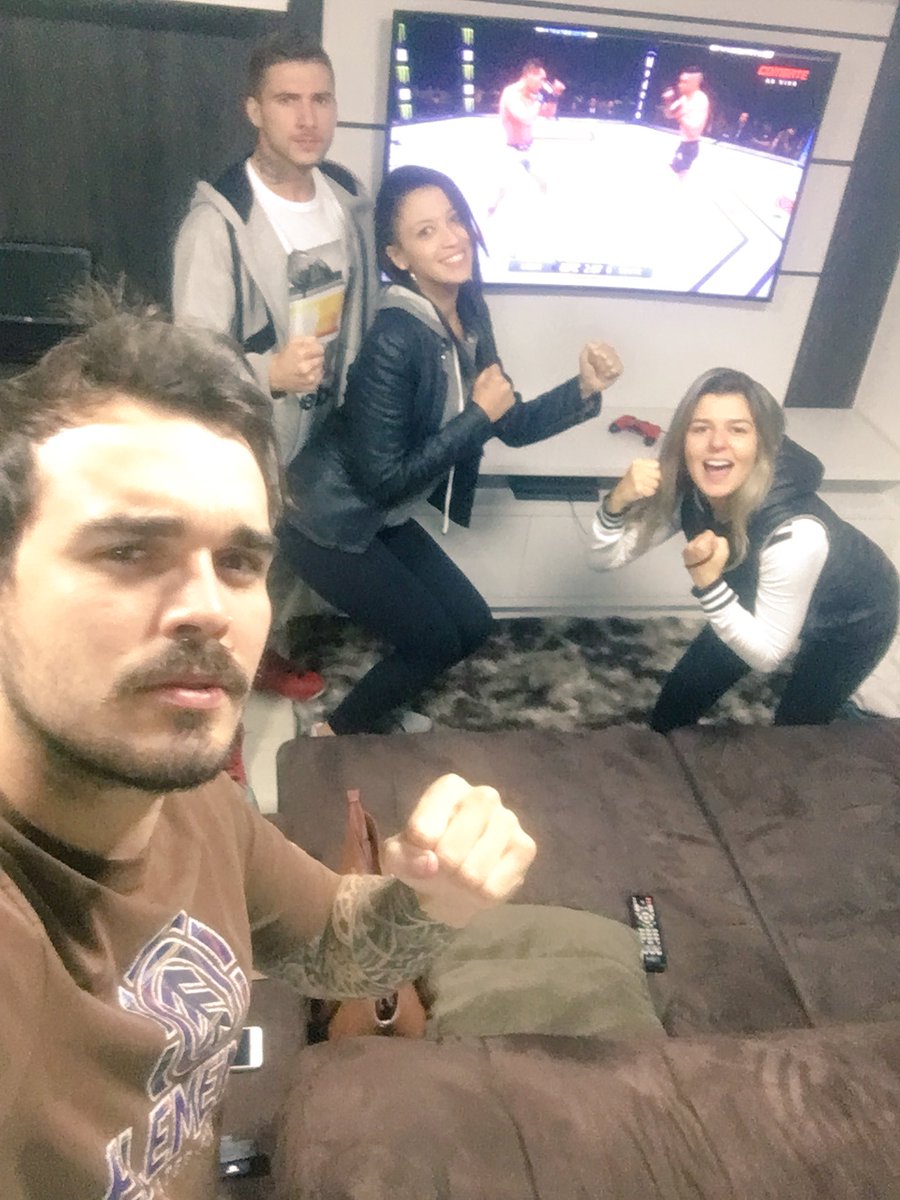 johnnydemarch's tweet photo. Johnny, Ana, Lenon e Cleres Assistindo #UFC225noCombate aqui em #Blumenau https://t.co/1u2rHduInn