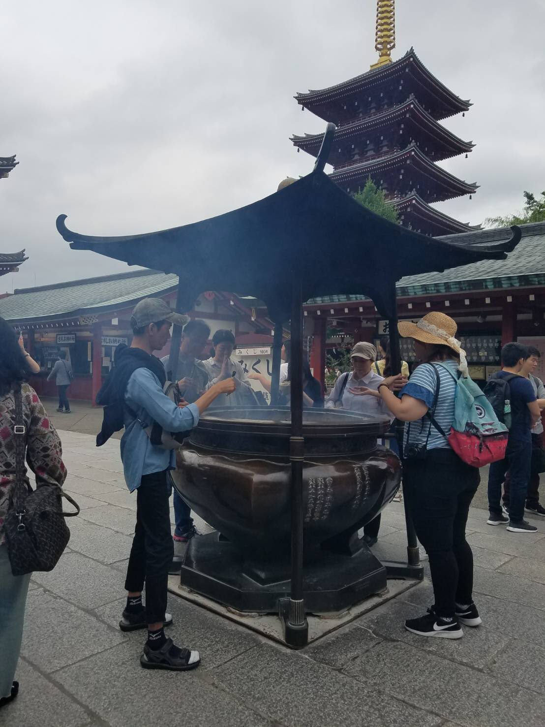 浅草中屋 浅草寺のスポットといえば 煙モクモクの常香炉 御線香を焚いて 煙で邪気をはらいます そして お札とおみくじも人気 浅草寺のおみくじは アレが多いと大評判 浅草寺 常香炉 おみくじ 浅草中屋