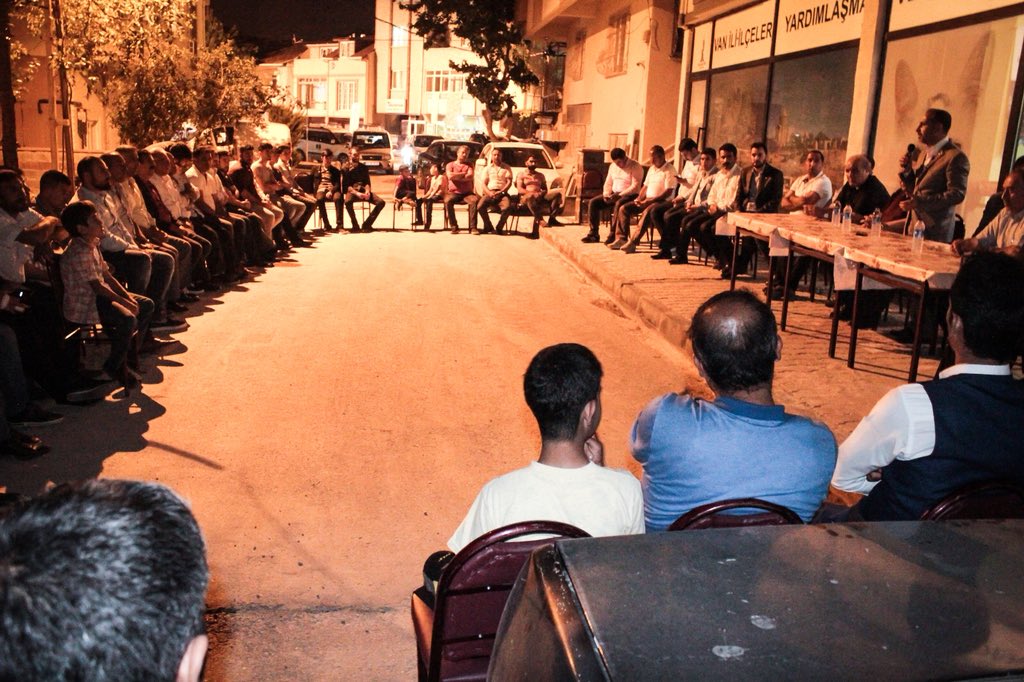 İftarda Sancaklılar Derneği’ne, iftardan sonra da Sancaktepe Vanlılar Derneği’ne misafirdik. Ev sahiplikleri ve misafirperverlikleri için kendilerine teşekkür ediyorum.