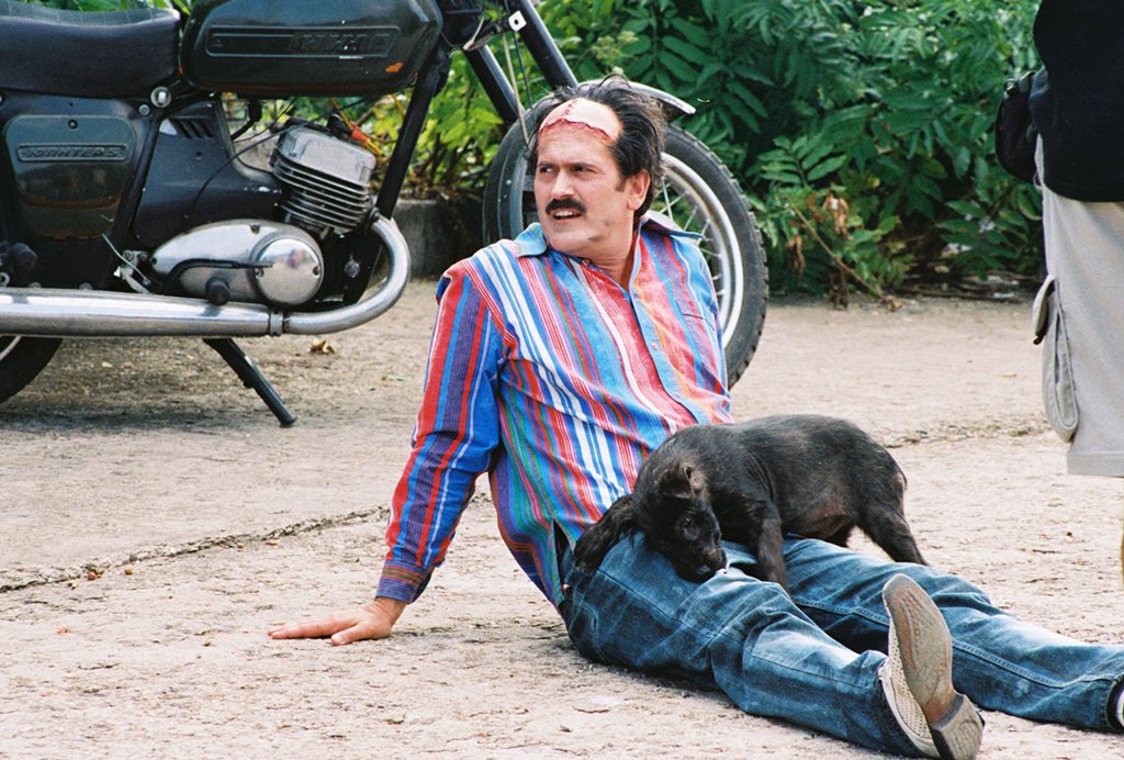 GroovyBruce's tweet photo. Man with the Screaming Brain flashback: befriending a stray dog on set in Sofia, Bulgaria. https://t.co/8MkwLIyMYl