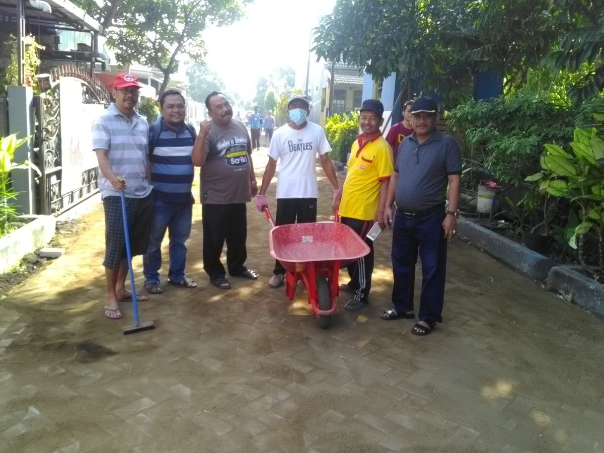 MjNugroho1's tweet photo. GUYUP RUKUN MEMBANGUN DESA, pak lurah bersama warga mensukseskan Padat Karya Tunai 2018..Kegiatan sebelum cuti terus membangun
#ManfaatDanaDesa 
#PadatKaryaTunai
#TerimaKasihPLD

@jokowi
@EkoSandjojo 
@taufikmadjid71 
@tppindonesia 
@DewantoAndry 
@P3MDMalang 
@hendrokj1 https://t.co/6rHjmFRLN5