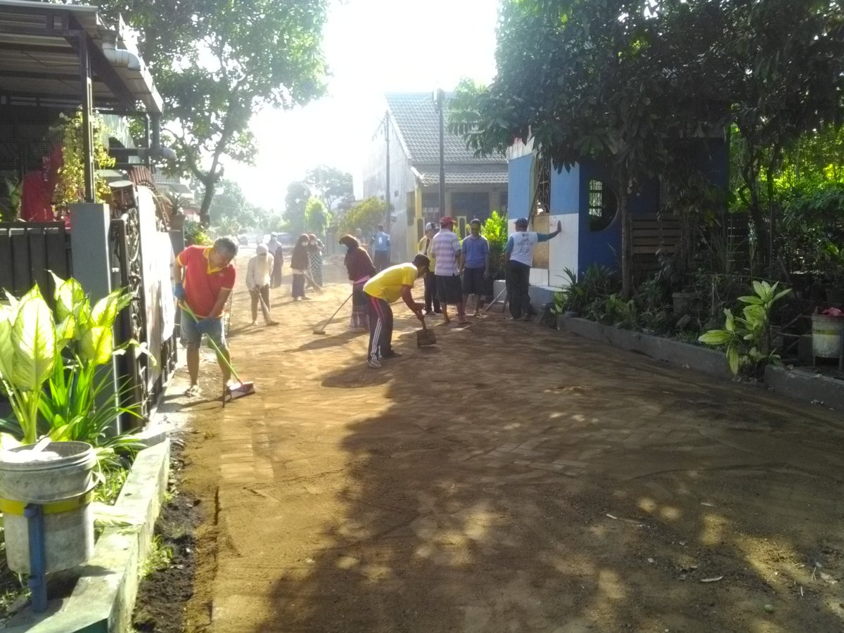 MjNugroho1's tweet photo. GUYUP RUKUN MEMBANGUN DESA, pak lurah bersama warga mensukseskan Padat Karya Tunai 2018..Kegiatan sebelum cuti terus membangun
#ManfaatDanaDesa 
#PadatKaryaTunai
#TerimaKasihPLD

@jokowi
@EkoSandjojo 
@taufikmadjid71 
@tppindonesia 
@DewantoAndry 
@P3MDMalang 
@hendrokj1 https://t.co/6rHjmFRLN5