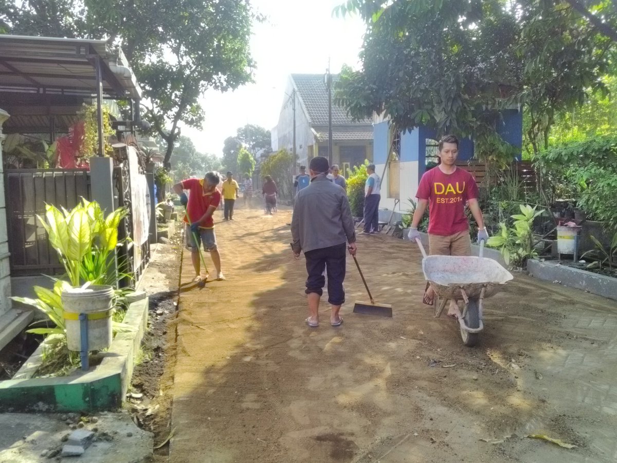 MjNugroho1's tweet photo. GUYUP RUKUN MEMBANGUN DESA, pak lurah bersama warga mensukseskan Padat Karya Tunai 2018..Kegiatan sebelum cuti terus membangun
#ManfaatDanaDesa 
#PadatKaryaTunai
#TerimaKasihPLD

@jokowi
@EkoSandjojo 
@taufikmadjid71 
@tppindonesia 
@DewantoAndry 
@P3MDMalang 
@hendrokj1 https://t.co/6rHjmFRLN5