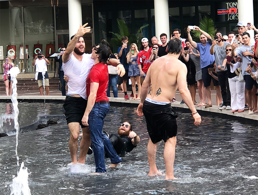 hockeykot's tweet photo. Fountain Statue ⛲️
#ALLCAPS https://t.co/XXNd7MPn1h