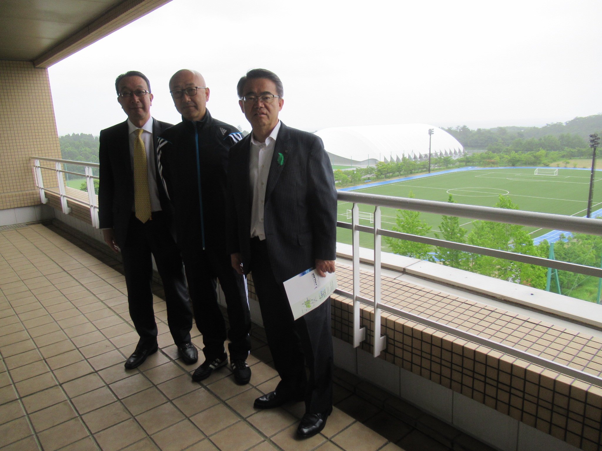 大村秀章 10日朝8時半に ホテルを出発し 楢葉町のサッカー日本代表の合宿 地ともなる jヴィレッジ を視察しました 天然芝ピッチ8面 人工芝ピッチ2面 全天候型サッカー練習場などを備えた一大トレーニングセンターです この7月に再開 また 多く 大村秀章 10日朝8時半に ホテルを出発し 楢葉町のサッカー日本代表の合宿 地ともなる jヴィレッジ を視察しました 天然芝ピッチ8面 人工芝ピッチ2面 全天候型サッカー練習場などを備えた一大トレーニングセンターです この7月に再開 また 多く