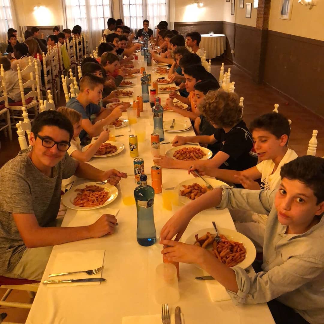 UESC_SantCugat's tweet photo. ESPECTACULAR SOPAR DE LA UESC.🎉
Ahir vem poder gaudir de un sopar a la masia Can Janer amb més de 300 persones. Una nit plena d'amistats, sorpreses, videos... una nit magica on els colors vermell i negre han sigut els protagonistes.
Gracies a tots!! #FORÇAUESC #INFOUESC ⚫🔴 https://t.co/aAQyrP4VZW