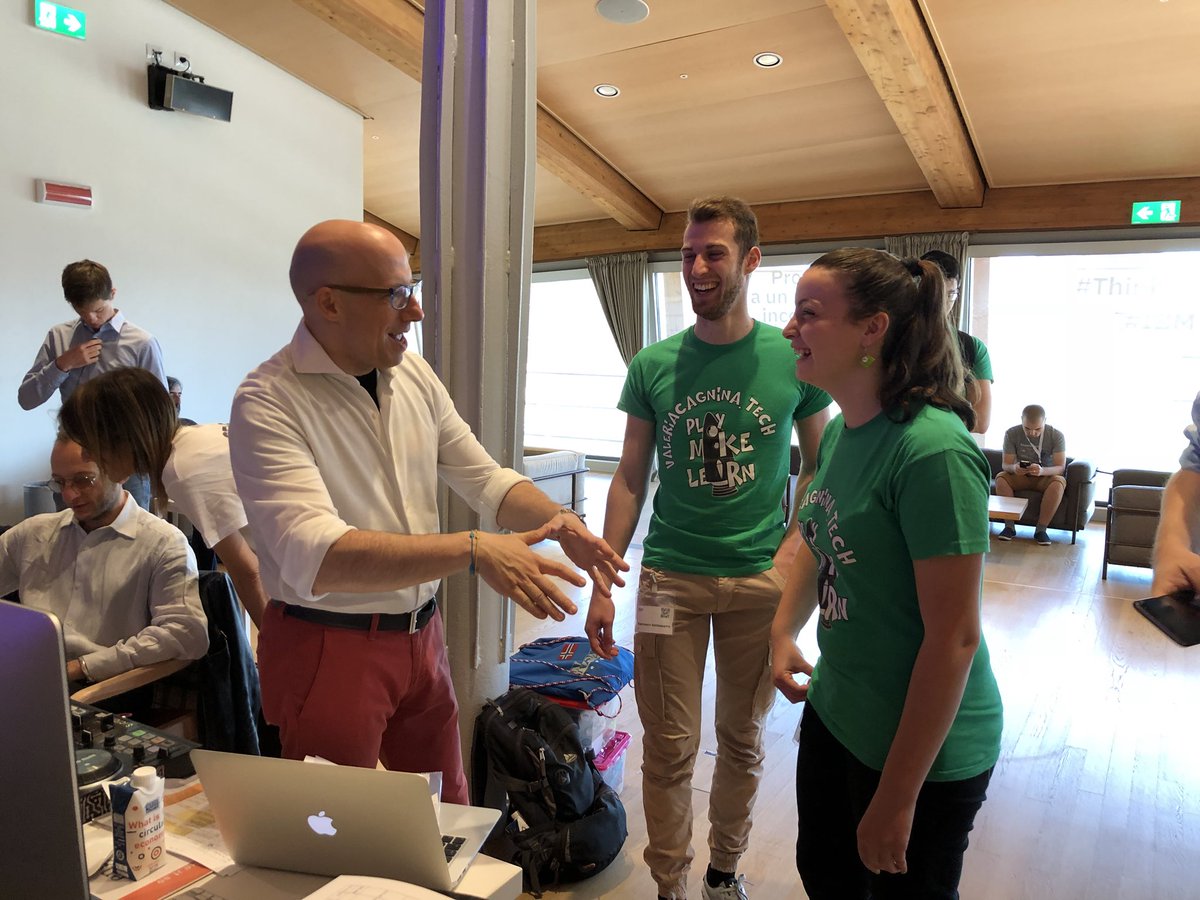 ValeriaCagnina's tweet image. Il nostro speech a #ThinkMilano per motivare ed ispirare i ragazzi del #CognitiveHack con una bellissima presentazione di @AltieriLuca. 
#Dreamers della nostra scuola contenti a divertirsi con laboratori, realtà virtuale e aumentata e le loro famiglie soddisfatte!