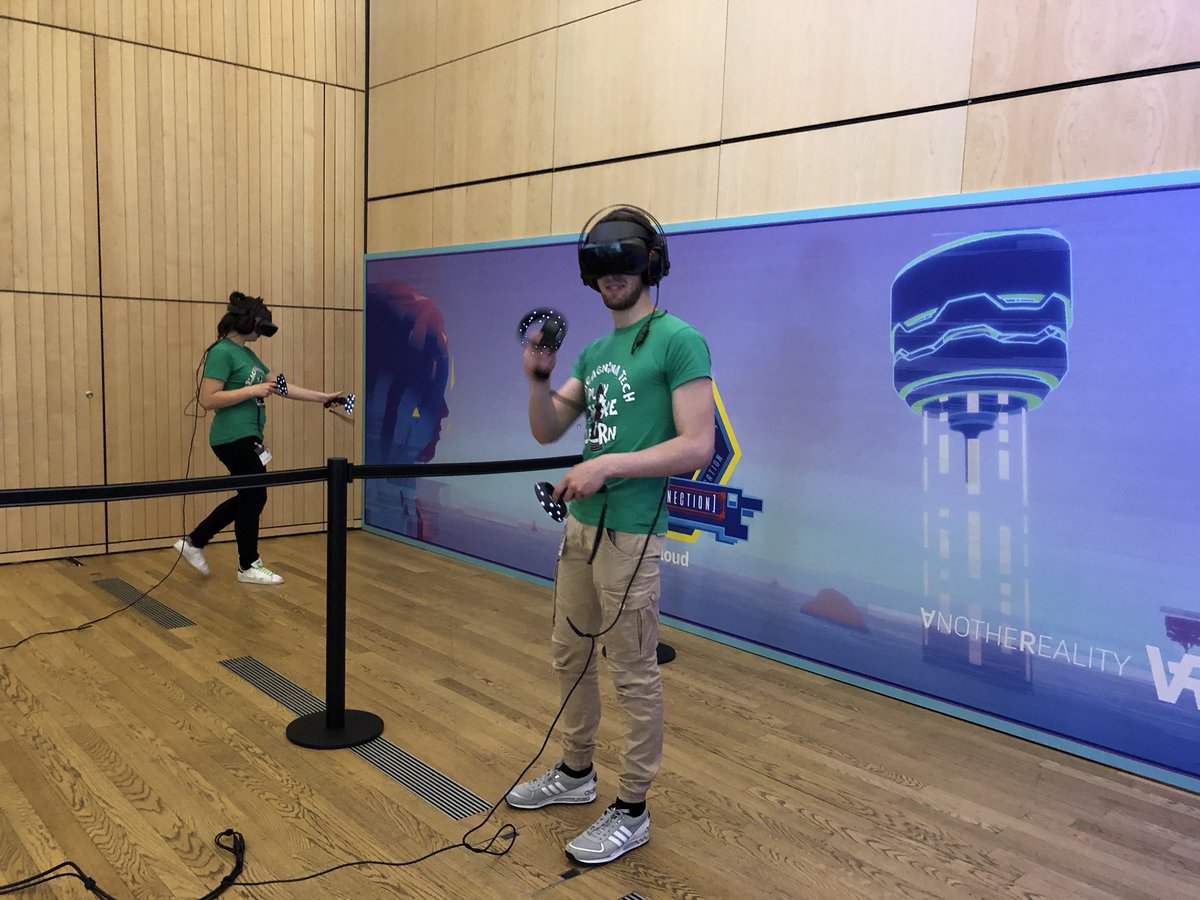 ValeriaCagnina's tweet image. Il nostro speech a #ThinkMilano per motivare ed ispirare i ragazzi del #CognitiveHack con una bellissima presentazione di @AltieriLuca. 
#Dreamers della nostra scuola contenti a divertirsi con laboratori, realtà virtuale e aumentata e le loro famiglie soddisfatte!