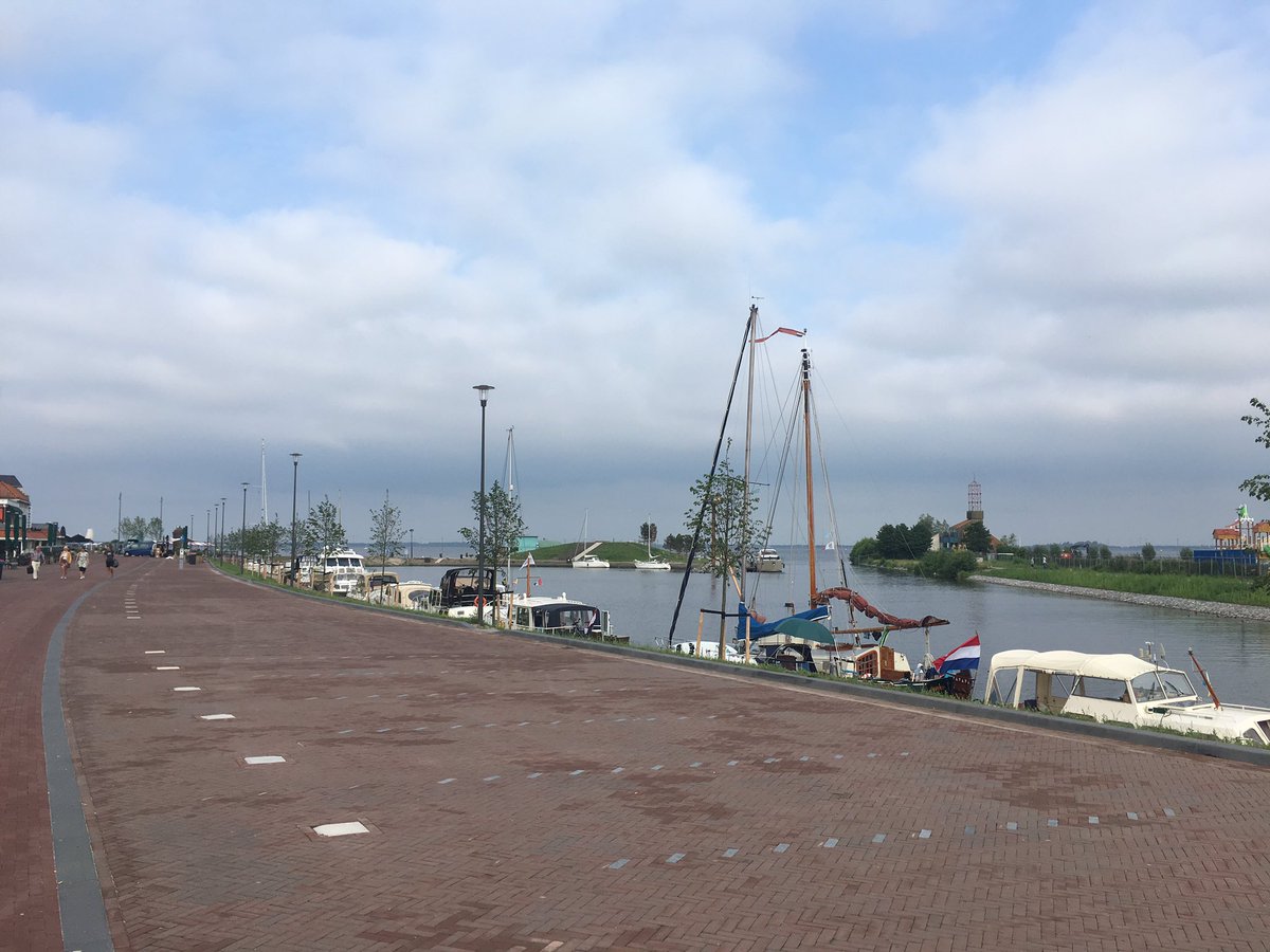 En de stad ligt er weer netjes bij. Complimenten aan de mannen van #stadsbedrijf van <a href="/gemharderwijk/">Gemeente Harderwijk</a>. Klaar voor laatste dag <a href="/aaltjesdagen/">Aaltjesdagen H'wijk</a>