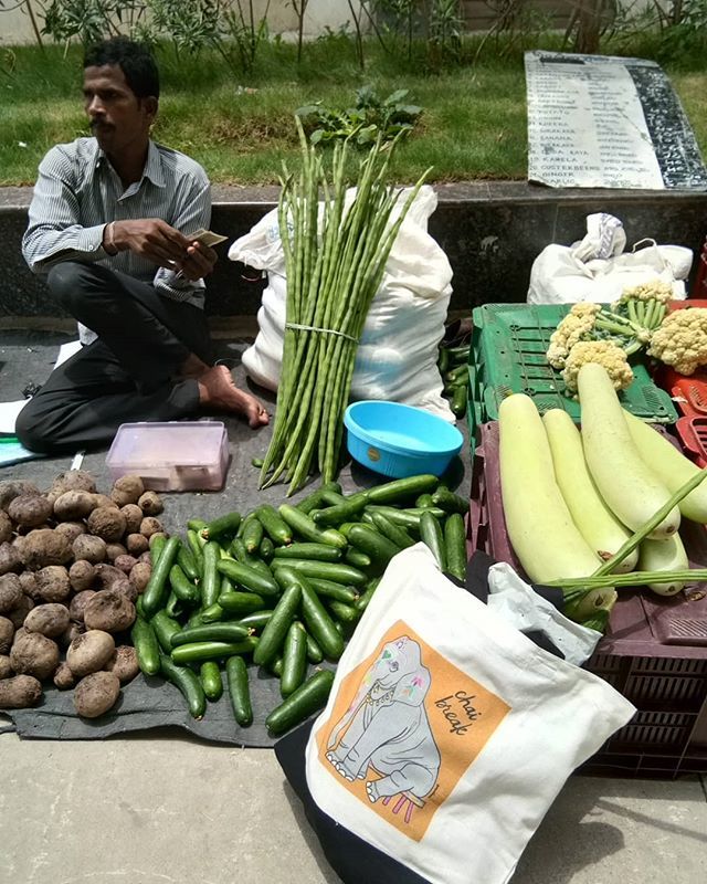 MadhurShriyan's tweet photo. I like how my new cotton "chai break" totebag is big enough to hold a week full of veggie supplies. #saynotoplastic #everydayisworldenvironmentday #artonabag #HappyScribble #farmersmarket #groceryshopping #organicmarket #artforeveryone https://t.co/4aMqOQAvPg https://t.co/FrvZWR1avr