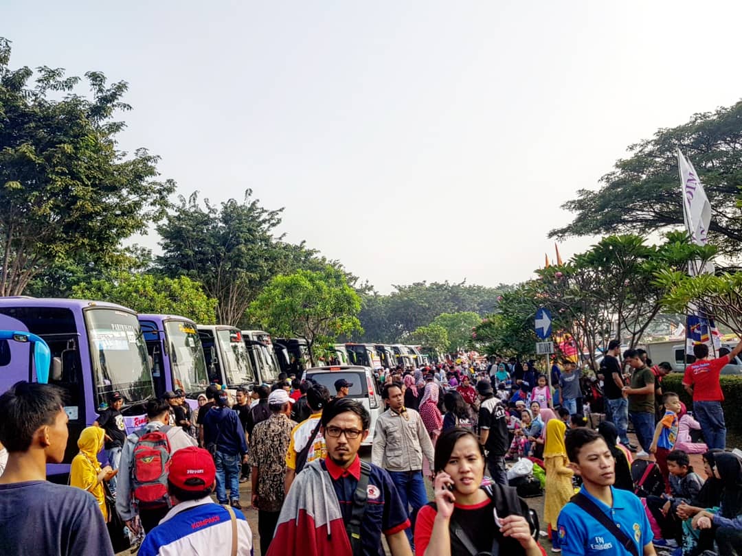 abgproduction's tweet photo. Bahagia itu ketika mereka bertemu sanak saudara di kampung halaman...
Semoga selamat sampai ditujuan lur.. 
#mudikgratisprovjateng2018
#mudik2018
#mudikgratis2018 https://t.co/JIgFPiDXsS