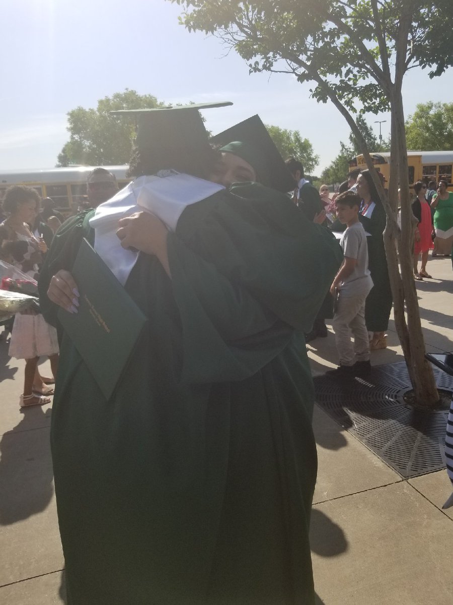 alwaysahmon's tweet photo. Such a beautiful day. I love you all who have impacted my life through endless smiles and constant laughter. You will forever live in my heart and my memories. Congratulations to us. 🤘🎉🎖 https://t.co/iRIf1EdITh