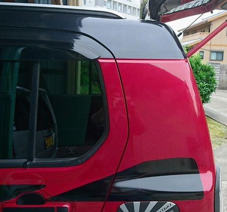 KOA7177's tweet photo. 本日の車いじり①
リアピラーの一部ラッピング
窓の後ろ側の角度に合わせて斜め後方に、リアウイングに繋がる感じをイメージ
#ハスラー
#フレアクロスオーバー
#ラッピング
#ピラー
#koadesignworks https://t.co/vct8TR7kwp