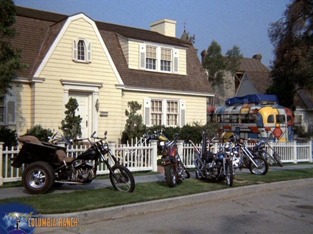 StandardDef1's tweet photo. I thought Meemaw's house on #YoungSheldon looked familiar. It's not only next door to the Heck house from The Middle, but was previously used for Life Goes On (89-93), Scarecrow & Mrs. King (83-87), and the Partridge Family (70-74) #WarnerRanch #TVGeography https://t.co/5tTf0cZCyl