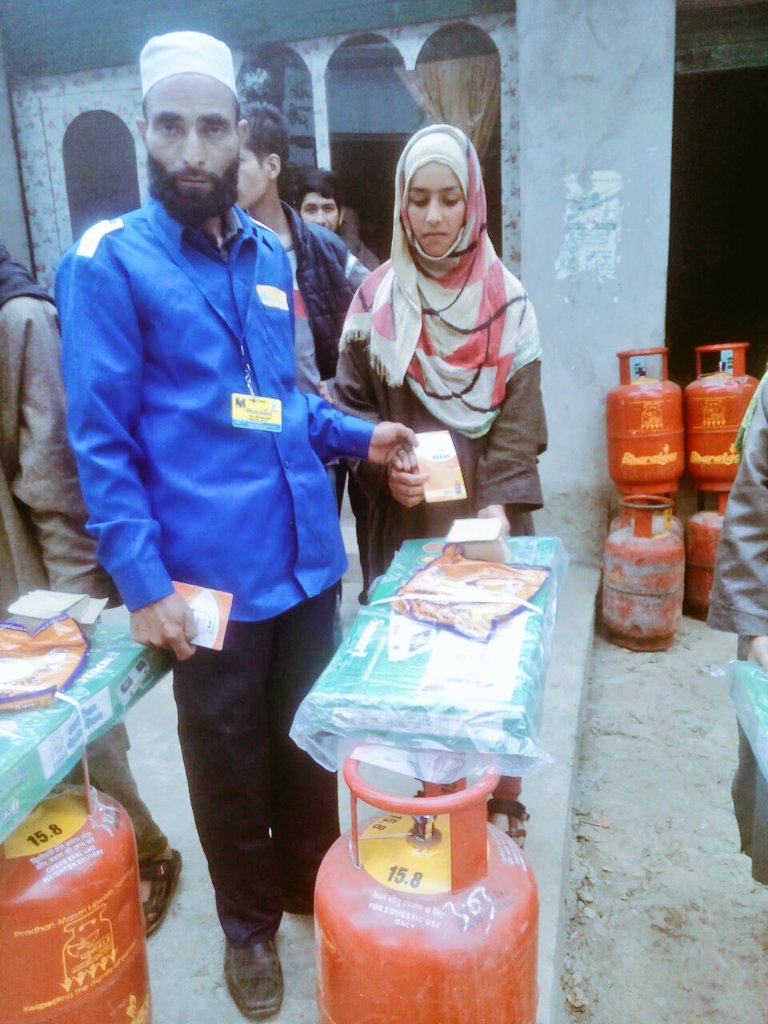 bpcljammu's tweet photo. PMUY NC distribution at Wani Bharatgas Kulgam. https://t.co/X5eDj8f9c4