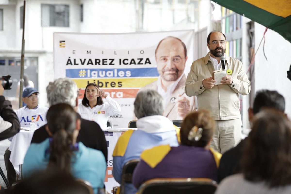 EmilioAlvarezI's tweet photo. Hoy estuve en la colonia Tortuga Choloalpa #Tlaplan acompañando a la candidata a alcaldesa de #PorLaCDMXAlFrente @AlfaGonzalezM en un dialogo con los vecinos, nos comparten sus problemas: agua, seguridad pública, movibilidad, tenencia de la tierra. https://t.co/NjX5yxKWmU