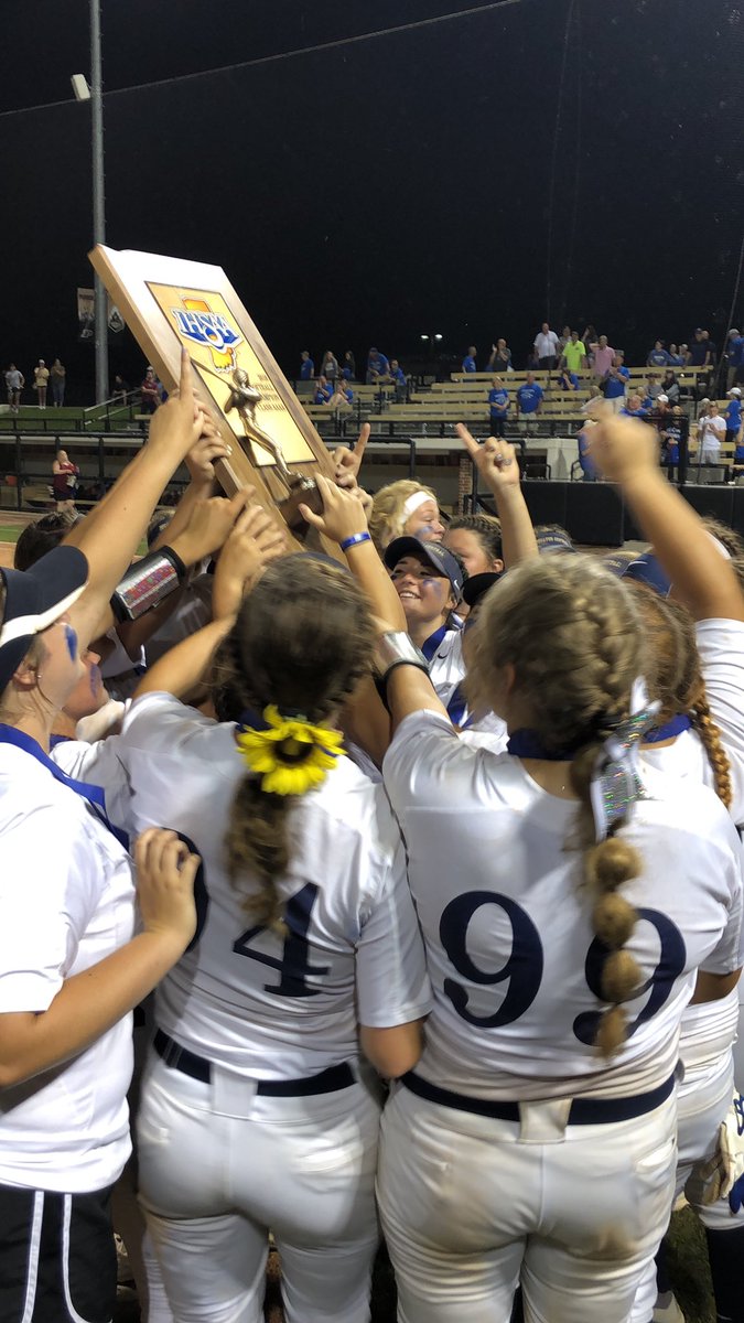 arh0303's tweet photo. Yes we did!!!! #DecaturCentralSoftball #StateChamps https://t.co/nAJDLmvZRH