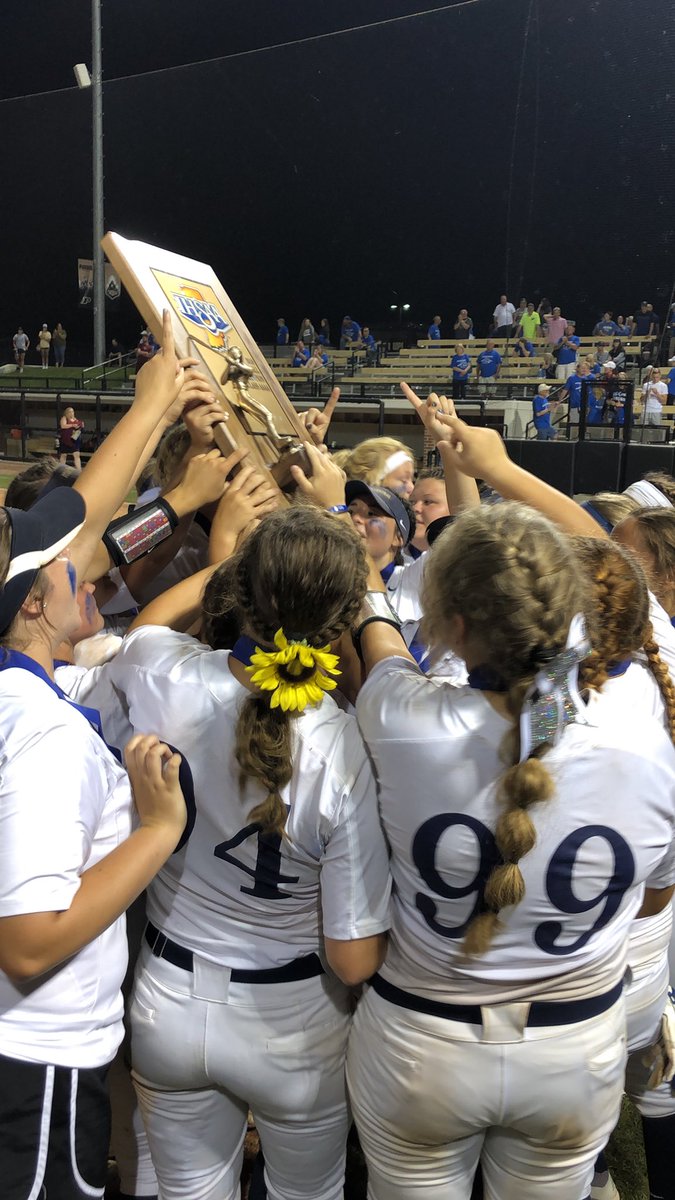 arh0303's tweet photo. Yes we did!!!! #DecaturCentralSoftball #StateChamps https://t.co/nAJDLmvZRH