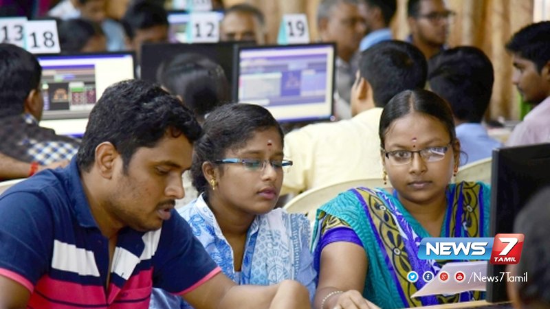 news7tamil's tweet image. பொறியியல் சேர்க்கைக்கு 18 ஆயிரத்து 524 மாணவர்கள் கூடுதலாக விண்ணப்பித்துள்ளனர்: தமிழக உயர்கல்வி அமைச்சர் அன்பழகன்

விவரம்:goo.gl/E3UbnR  | #Engineering  | #EngineeringApplication