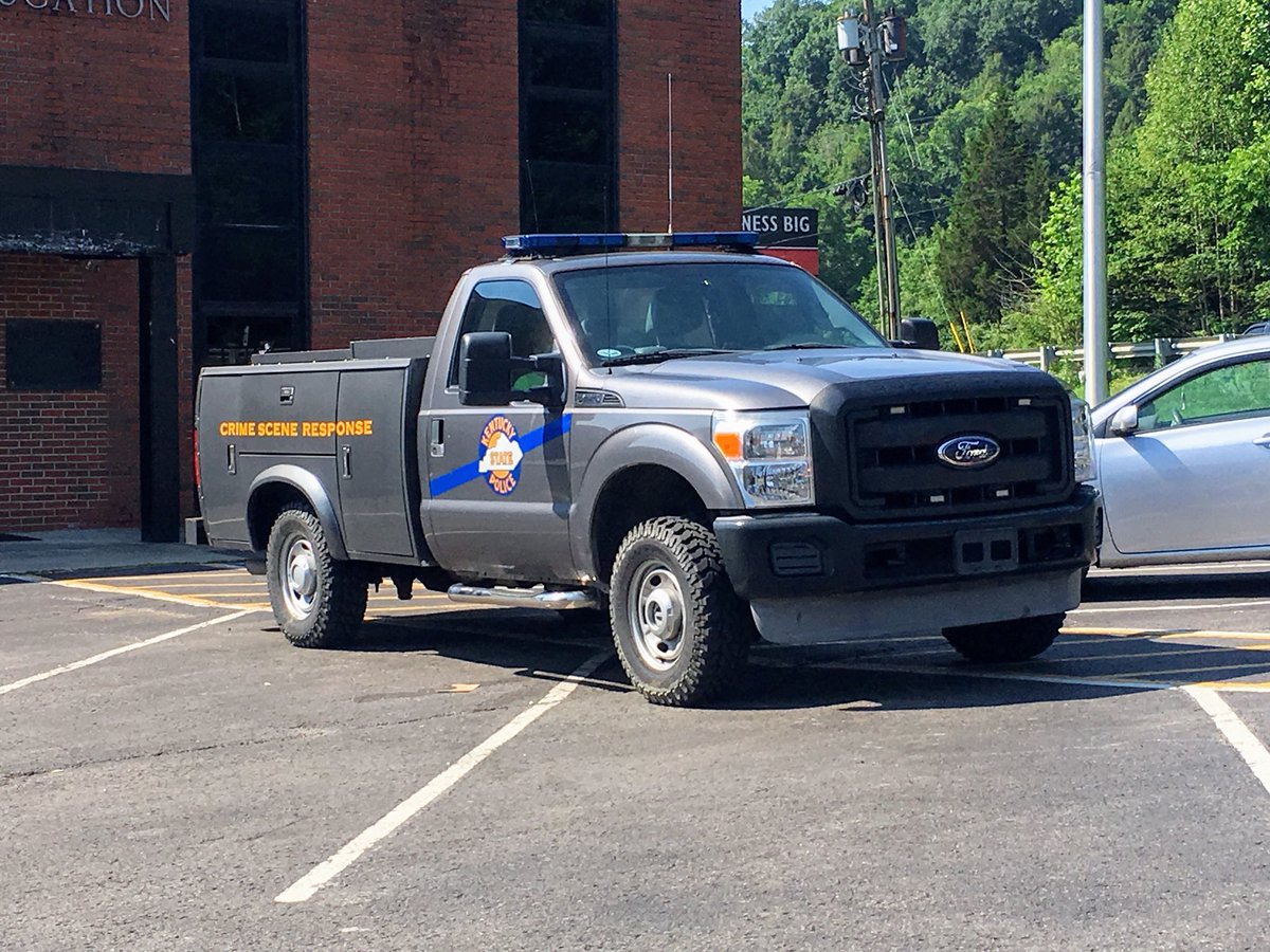 jeep_justice's tweet photo. Had a great time at the 2nd annual Alexander Rubado poker run. @jcjeepfreaks #johnsoncountyjeepclub #jeeppokerrun #jeepfamily #JeepLife #jeep #ksp #kentuckystatepolice #pokerrun #ForTheKids https://t.co/n61fWKCqxz