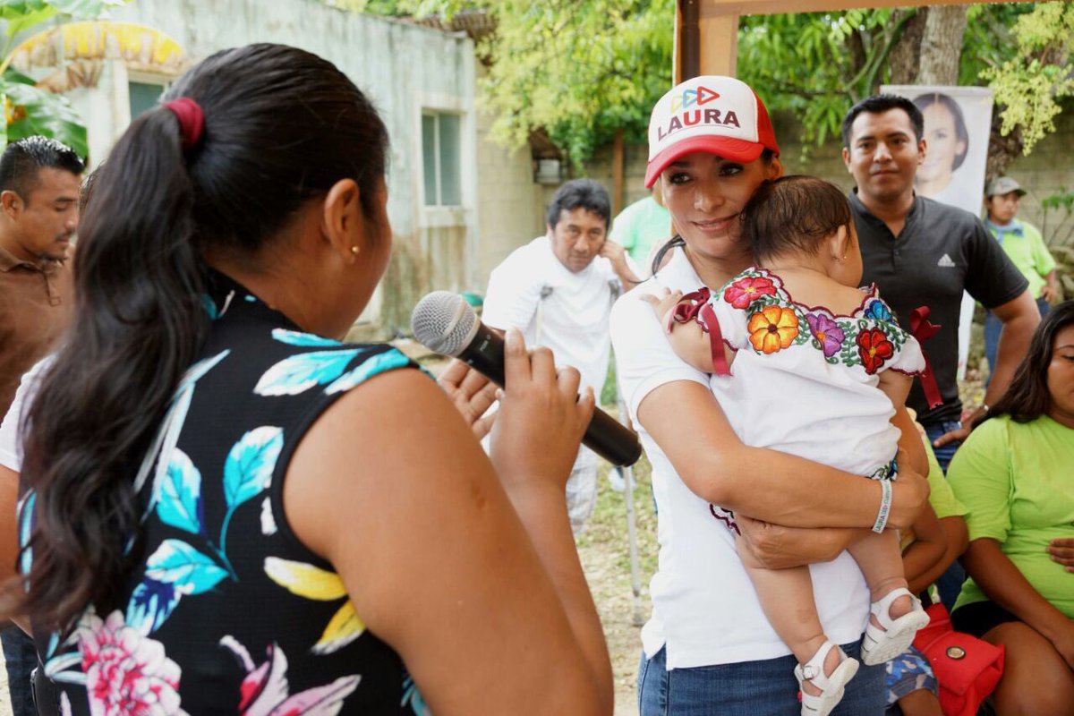 @LFpuertomorelos Candidata a #PresidentaMunicipal escucha atenta a las amas de casa de las colonias populares #PuertoMorelos y se compromete a cumplir con las demandas planteadas en materia de guarderías para las madres trabajadoras <a href="/licsergiochago/">Sergio Chalé Gómez</a> <a href="/DIANELALORIA/">DIANELA LORIA</a> <a href="/solangeconchaa/">Sol Concha</a>