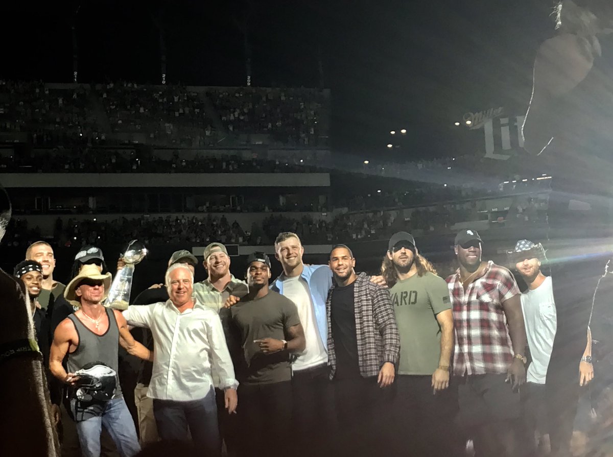 CindyWeb94's tweet photo. Super Bowl Champion @Eagles including @cj_wentz &amp; @ZERTZ_86 on stage with @kennychesney -Owner Jeffrey Lurie with the Lombardi Trophy #FlyEaglesFly https://t.co/JjHOEUBlZV