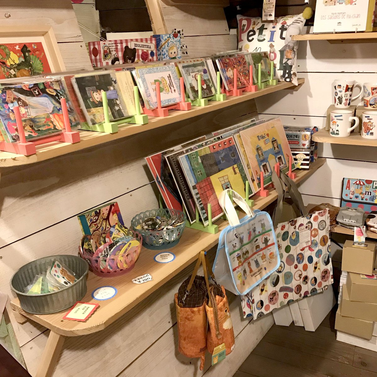 Hattifnattの雑貨屋さん 猫グッズたくさん Marini Monteany さんのコーナーに たくさんの猫グッズなどが納品されました 人気の豆皿も猫の種類がたくさん マグカップやハンカチなど 可愛いものが沢山あるので是非足を運んでみて下さい Hattifnattの雑貨屋さん 猫グッズたくさん Marini Monteany さんのコーナーに たくさんの猫グッズなどが納品されました 人気の豆皿も猫の種類がたくさん マグカップやハンカチなど 可愛いものが沢山あるので是非足を運んでみて下さい