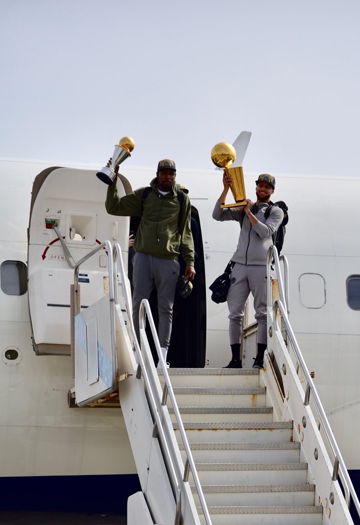 shadowofthelens's tweet photo. The Warriors return home to a hero’s welcome after sweeping the Cavs. #Warriors #Oakland #GoldenStateWarriors #nba #BayArea #AuthenticFan #FinalsMVP #nbafinals2018 #StrengthInNumbers @KDTrey5 @StephenCurry30 @warriors #championship @SteveKerr #Congrats https://t.co/3Tz9uliilY
