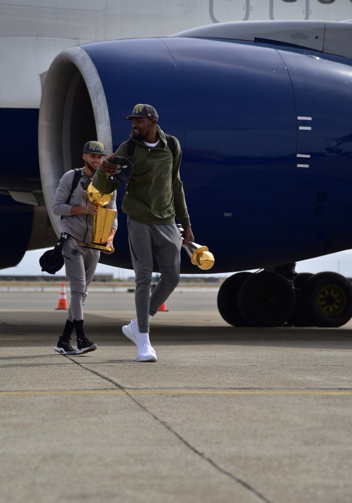 shadowofthelens's tweet photo. The Warriors return home to a hero’s welcome after sweeping the Cavs. #Warriors #Oakland #GoldenStateWarriors #nba #BayArea #AuthenticFan #FinalsMVP #nbafinals2018 #StrengthInNumbers @KDTrey5 @StephenCurry30 @warriors #championship @SteveKerr #Congrats https://t.co/3Tz9uliilY