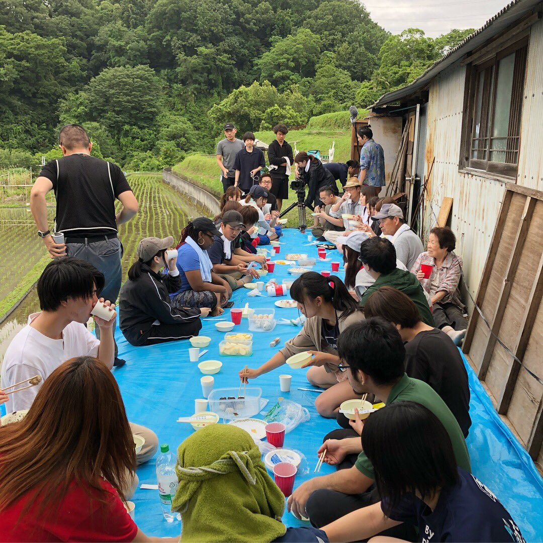 studio884_'s tweet photo. 労働の後の握り飯は美味しい!
米作りの大切さを学ぶキアラさんと学生さんたちです!
#NYC #NewYorker #ニューヨーカー #放送芸術学院専門学校 #映画ドラマコース #田植え #農業プロジェクト #奥河内 #河内長野 #国際交流 #studio884 #スタジオ884 https://t.co/hAJcfedaFZ