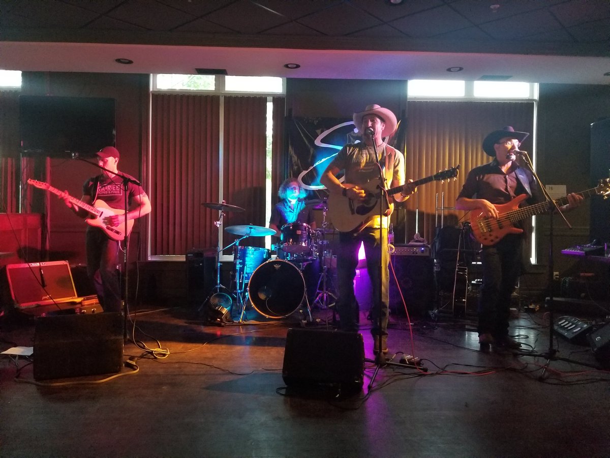 theDRCmusic's tweet photo. Hanging w @SteveNewsome_ #band #outlawscookhouse @townofedson on gr8 #saturdaynight The Dog figures that you could still have time 2 hear #debut #newmusic #trysomethindifferent #dropalimeinit https://t.co/mBRKxR3OKM