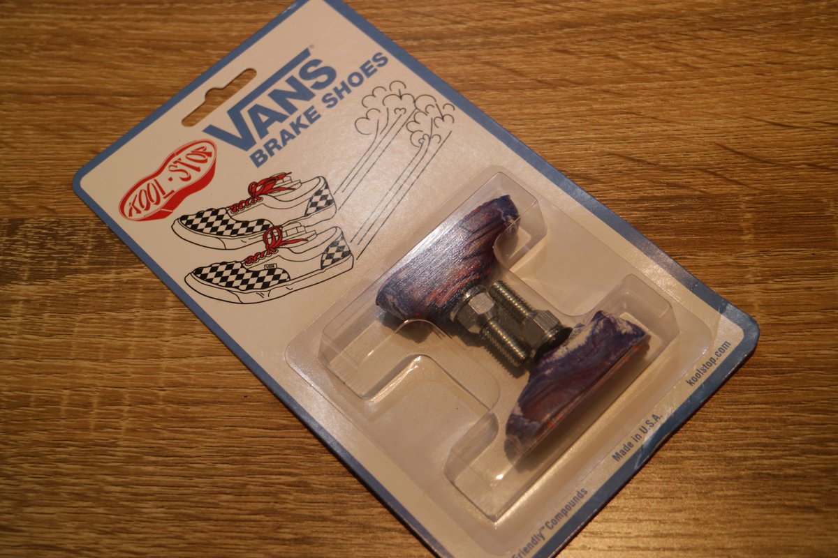 bicycle_qbei's tweet photo. 【烏丸御池店】アメコミのトレカみたいですが、実はブレーキシュー。
VANSの名作、ERAを忠実に再現した逸品。ちゃんとワッフルソールです。BRAKE "SHOES"って言葉遊びもオツなアメリカらしさ。
ドレスアップにどうぞ。オシャレは足元からって言いますし。
#KOOLSTOP #VANS #BRAKESHOE https://t.co/s34s0EduQP