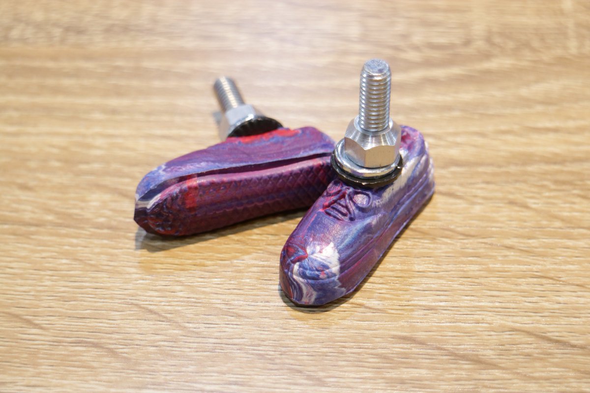bicycle_qbei's tweet photo. 【烏丸御池店】アメコミのトレカみたいですが、実はブレーキシュー。
VANSの名作、ERAを忠実に再現した逸品。ちゃんとワッフルソールです。BRAKE "SHOES"って言葉遊びもオツなアメリカらしさ。
ドレスアップにどうぞ。オシャレは足元からって言いますし。
#KOOLSTOP #VANS #BRAKESHOE https://t.co/s34s0EduQP