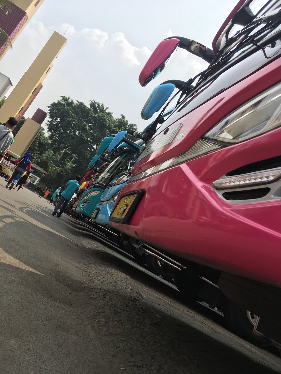 ninikwafiroh's tweet photo. Puluhan Bus #MudikCINTAPKB berjejer rapi di Taman Ismail Marzuki dan siap mengantar para pemudik ke Kota tujuan. @cakimiNOW @DPP_PKB @Kadir_Karding https://t.co/mEb1oMVp4u