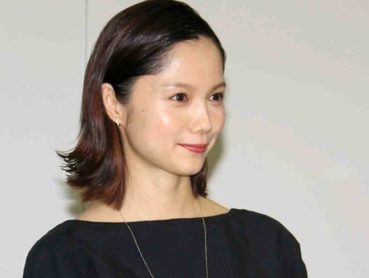 Hasu 毎日キレイニュース 最新ヘアカタログ 宮崎あおい さん 全体を7対3に分けタイトなシルエットに仕上げた外はねボブ シンプルなワンピコーデにゴールドの小ぶりピアスと細めのゴールドネックレスでアクセント T Co Vtg7h4bk3w あおいちゃん