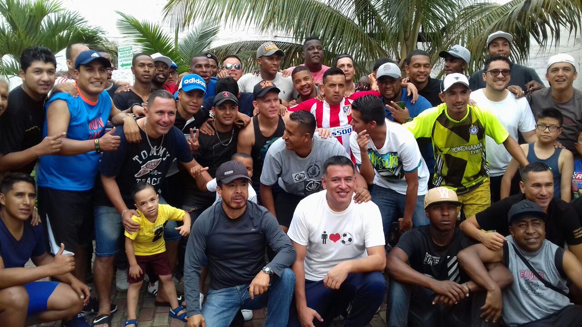 ProfePedrito's tweet photo. Reencuentro ex jugadores ex alumnos Club Deportivo el Nacional con Antoño Valencia 15 años de buen futbol https://t.co/aSSv4qWTBt