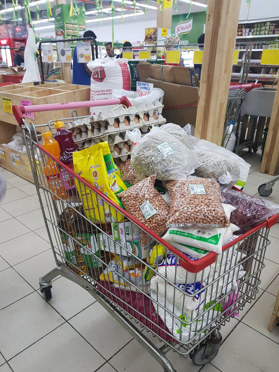 EHNathasia's tweet photo. Groceries shopping untuk anak-anak Baitul Hidayah, Puchong #programRamadhan https://t.co/BrV4IaPTuB