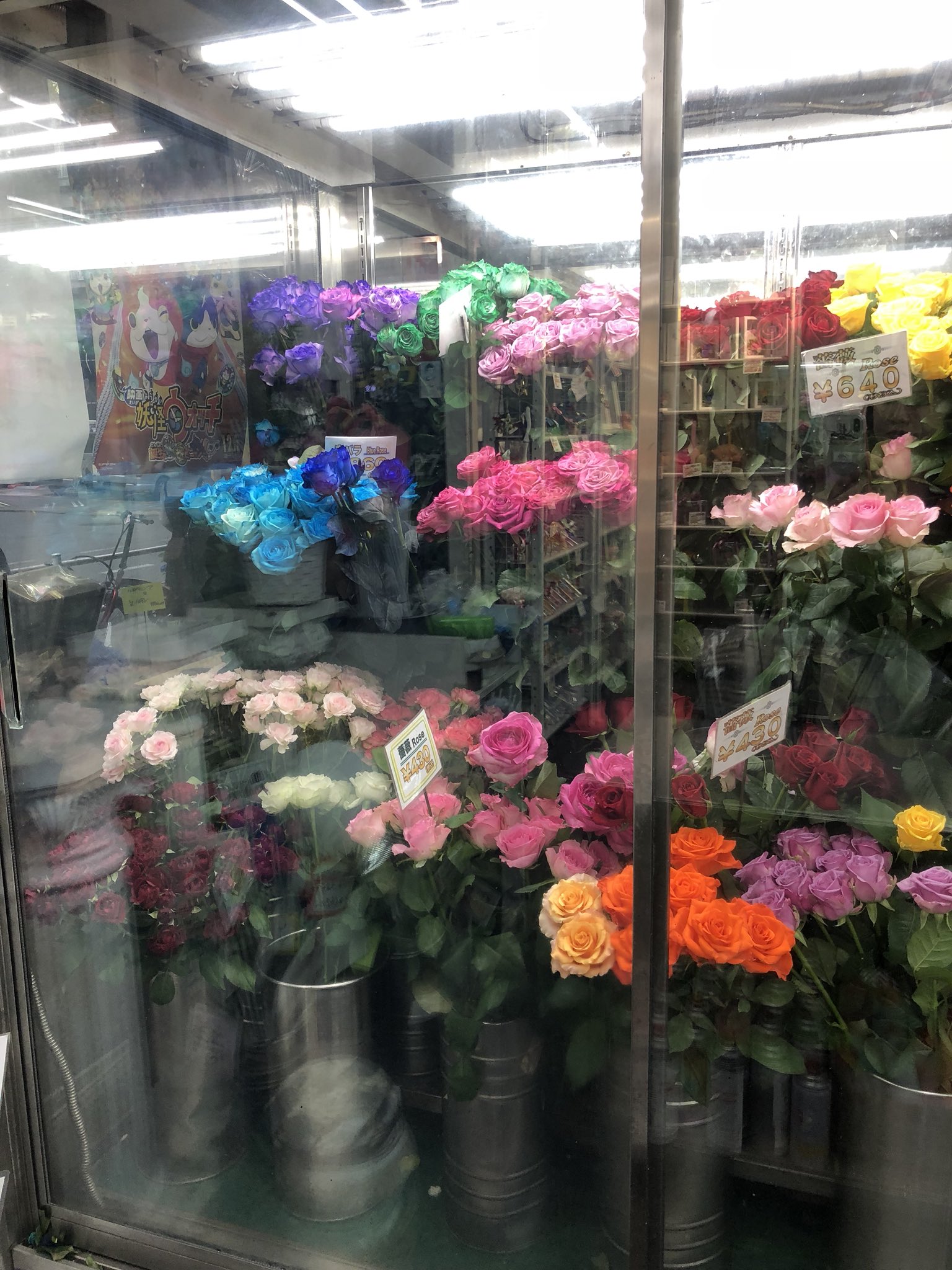 あゆ No Twitter 乙女さんには会えなかったけど魅惑の街に卓也くん発見 色鮮やかなお花がたくさん 素敵なスタッフさん達が一生懸命お仕事されてました また遊びに来ます 綺麗な顔のmen Sもたくさん 中澤卓也 新宿花屋リンクス 24時間営業花屋 新宿歌舞