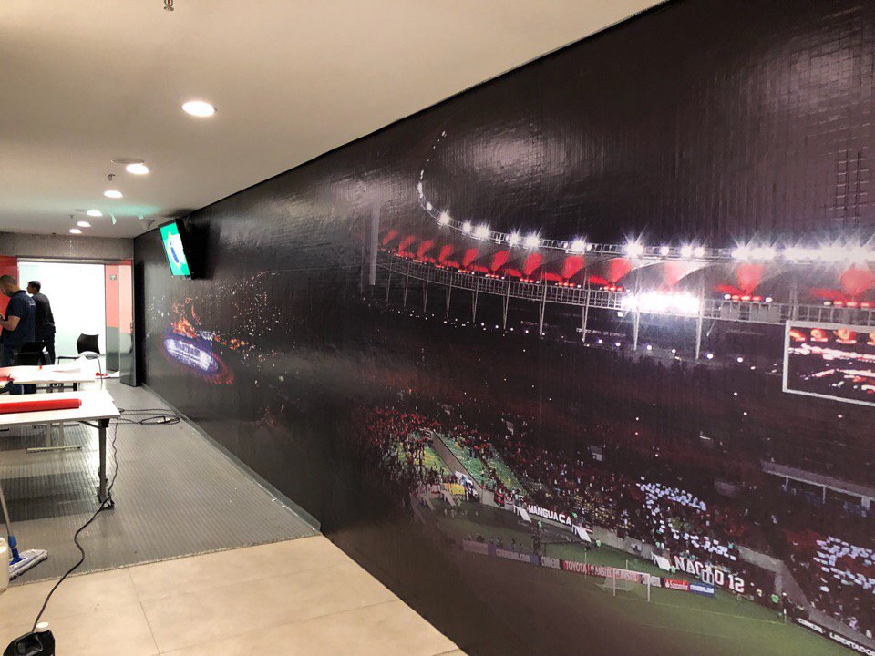 Vestiário do Maracanã recebe personalização rubro-negra; veja fotos Vestiário do Maracanã recebe personalização rubro-negra; veja fotos