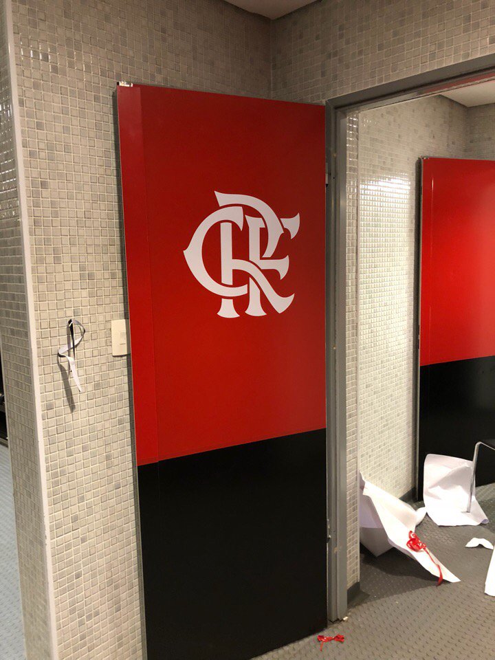 Vestiário do Maracanã recebe personalização rubro-negra; veja fotos Vestiário do Maracanã recebe personalização rubro-negra; veja fotos