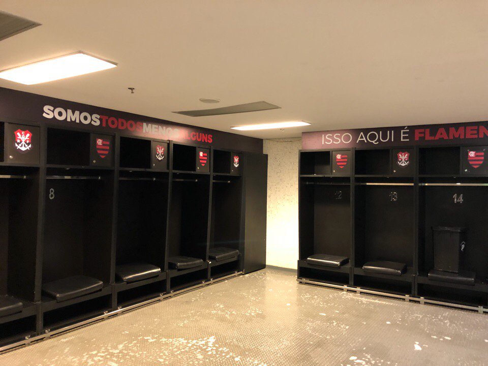 Vestiário do Maracanã recebe personalização rubro-negra; veja fotos Vestiário do Maracanã recebe personalização rubro-negra; veja fotos