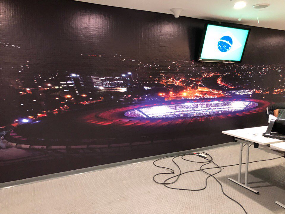 Vestiário do Maracanã recebe personalização rubro-negra; veja fotos Vestiário do Maracanã recebe personalização rubro-negra; veja fotos