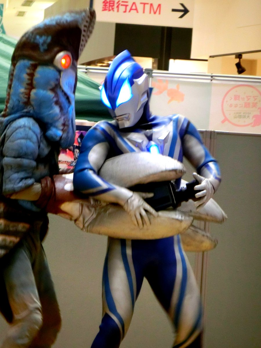 小豆 على تويتر カメラを構える記者のバルタン星人 実は悪者 と突撃取材を受けるジードくん バルタン星人 の真似 V O O V するジードくんがかわいいw 18 06 10 イオンモール大和郡山