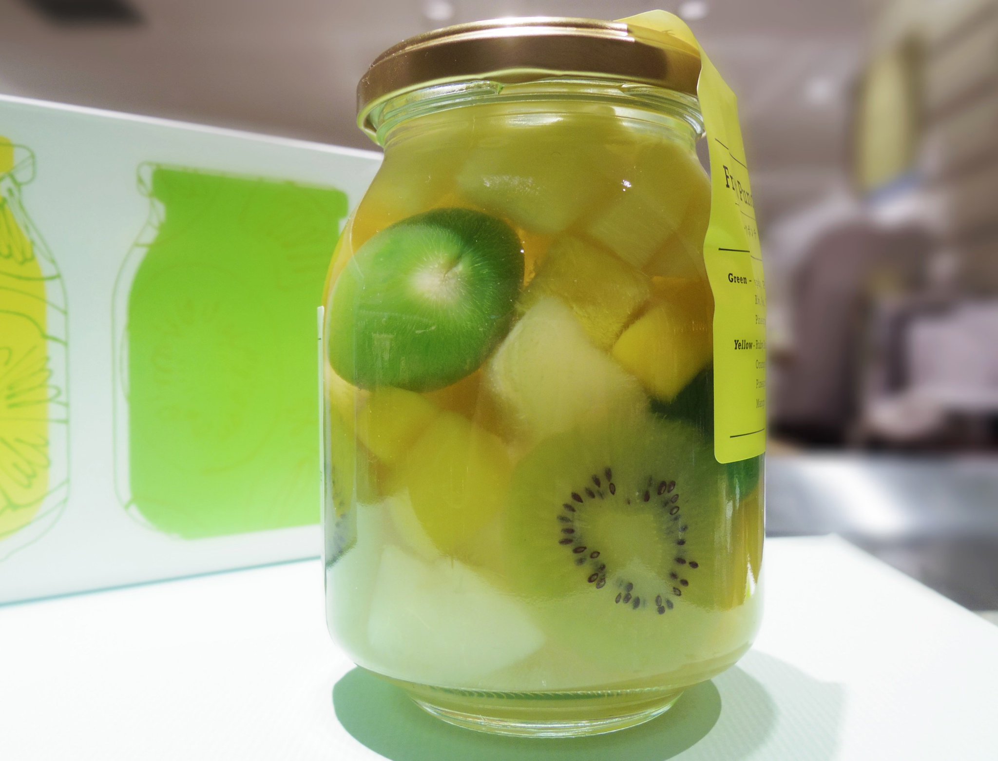 伊勢丹グルメ Isetan フルーツポンチのグリーンには 若桃 キウイ マンゴー パイン 洋梨 ホワイトグレープフルーツといった6種の果物が詰まっていて イエローには皮つきオレンジスライス マンゴー ルビーグレープフルーツ