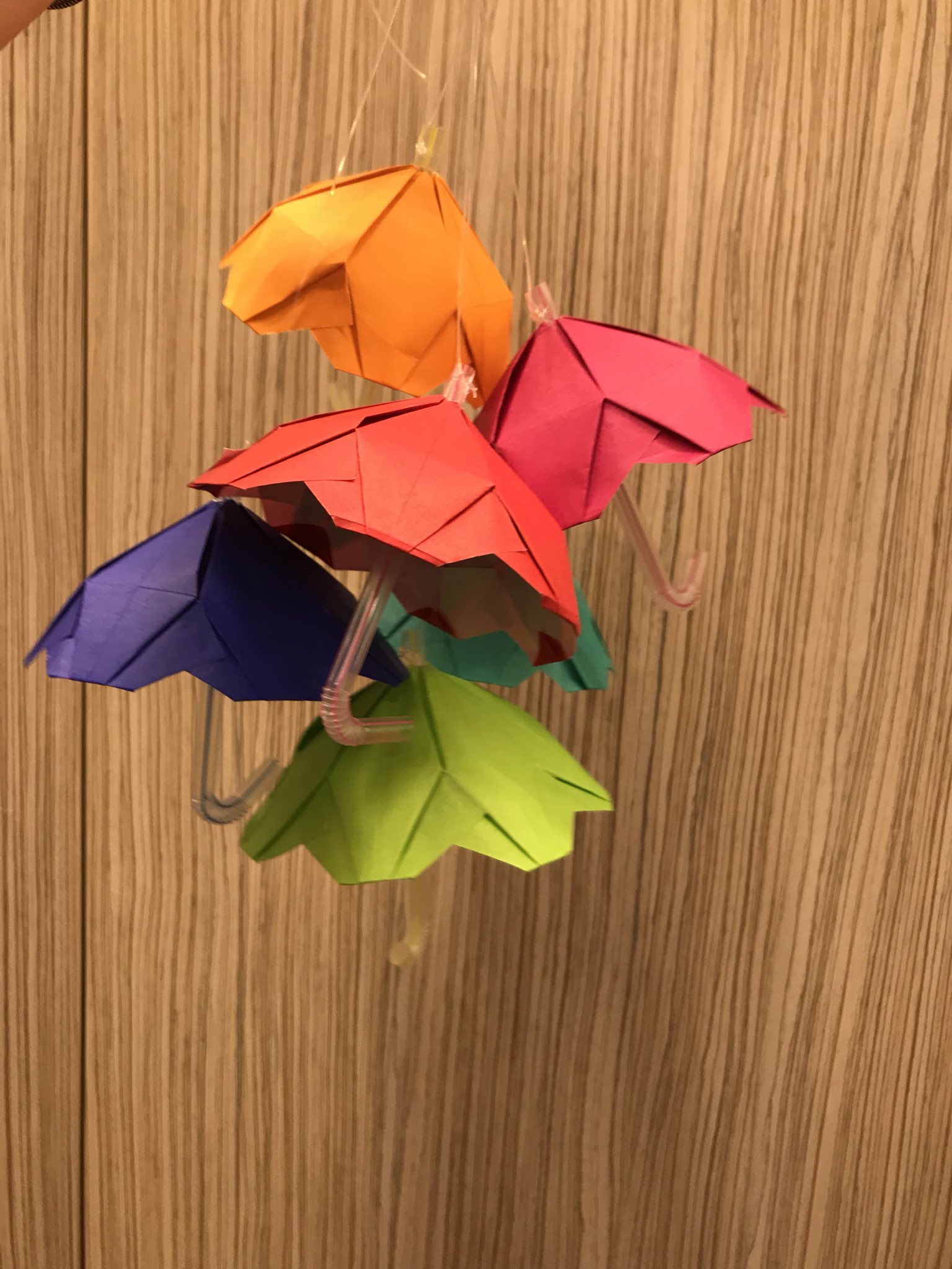 つくサテ学生スタッフ 飾りを梅雨バージョンに変えてみました 最近雨多くて気分が という方も多いと思うのですが 折り紙でカラフルな傘と長靴を作ったのでこれをみて少しでも元気になってくださったらとても嬉しいです